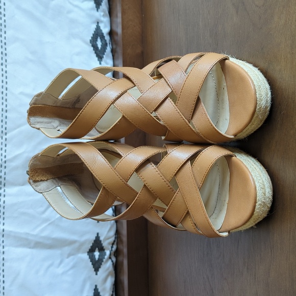 Tahari Summer Wedges - Picture 2 of 6